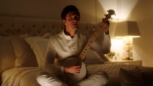dan stevens plays the banjo