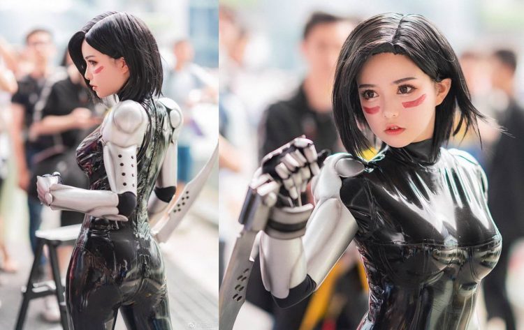 Alita Cosplayer with swords