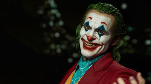 the joker has gross teeth